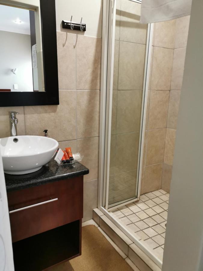 47 On Preston Guesthouse โจฮันเนสเบิร์ก ภายนอก รูปภาพ